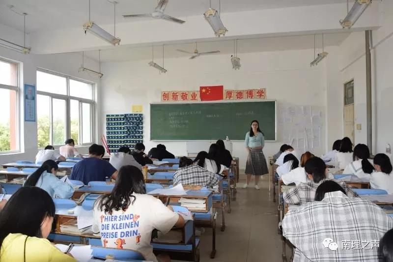 国家职业技能鉴定考试在我校顺利举行(图2) 国家职业技能鉴定考试在我校顺利举行(图2)