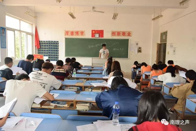 国家职业技能鉴定考试在我校顺利举行(图1) 国家职业技能鉴定考试在我校顺利举行(图1)