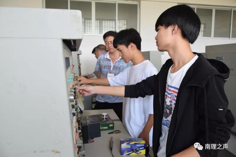 国家职业技能鉴定考试在我校顺利举行(图5) 国家职业技能鉴定考试在我校顺利举行(图5)