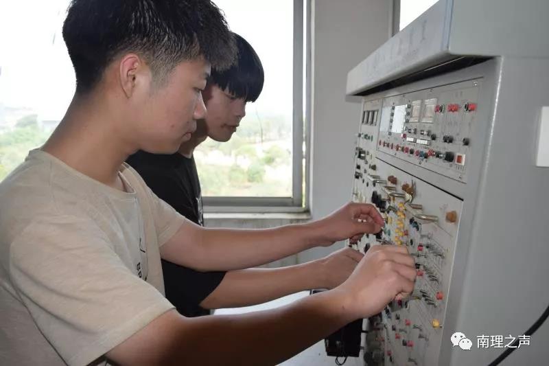 国家职业技能鉴定考试在我校顺利举行(图4) 国家职业技能鉴定考试在我校顺利举行(图4)