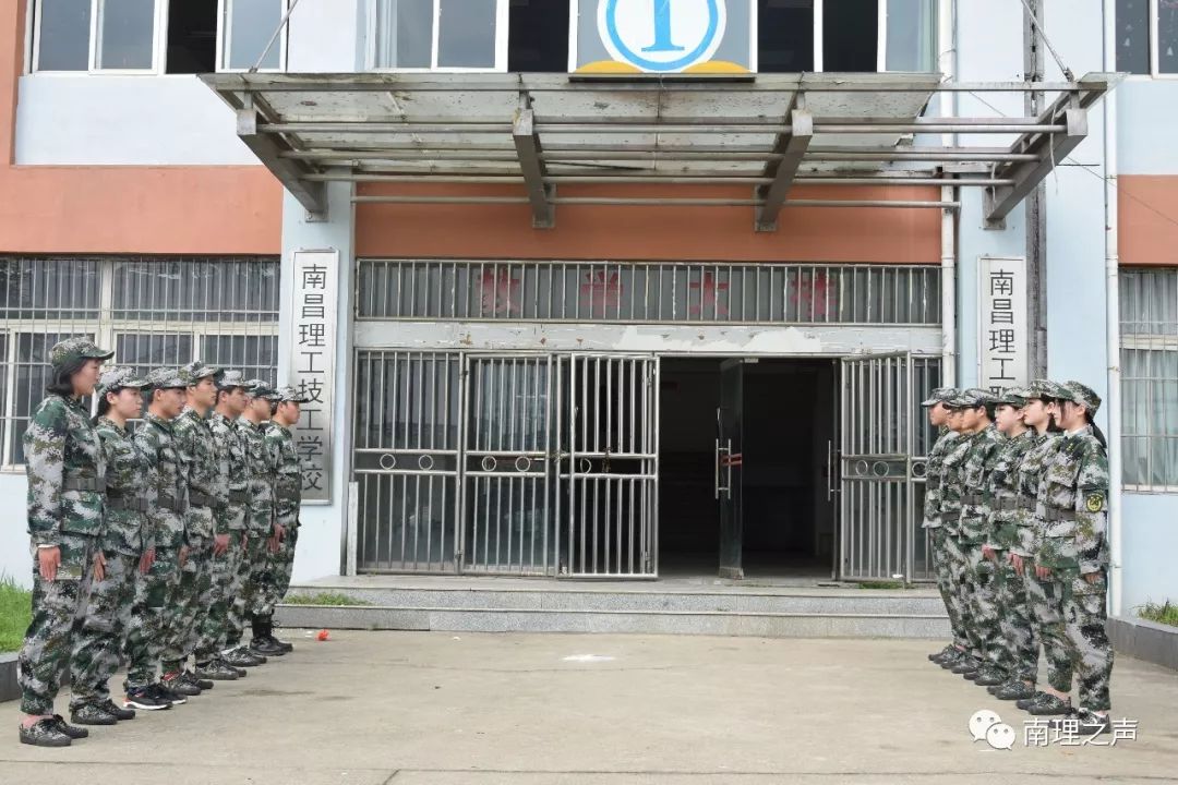 我校学生教官队诞生,为国防教育增色! (图1) 我校学生教官队诞生,为国防教育增色! (图1)