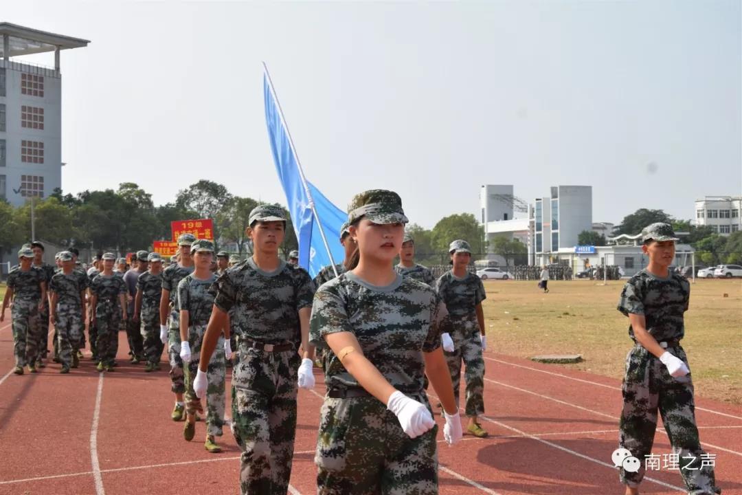 我校隆重举行“我和我的祖国,庆祝新中国成立70周年”2019级新生军训会操暨开学典礼(图7) 我校隆重举行“我和我的祖国,庆祝新中国成立70周年”2019级新生军训会操暨开学典礼(图7)